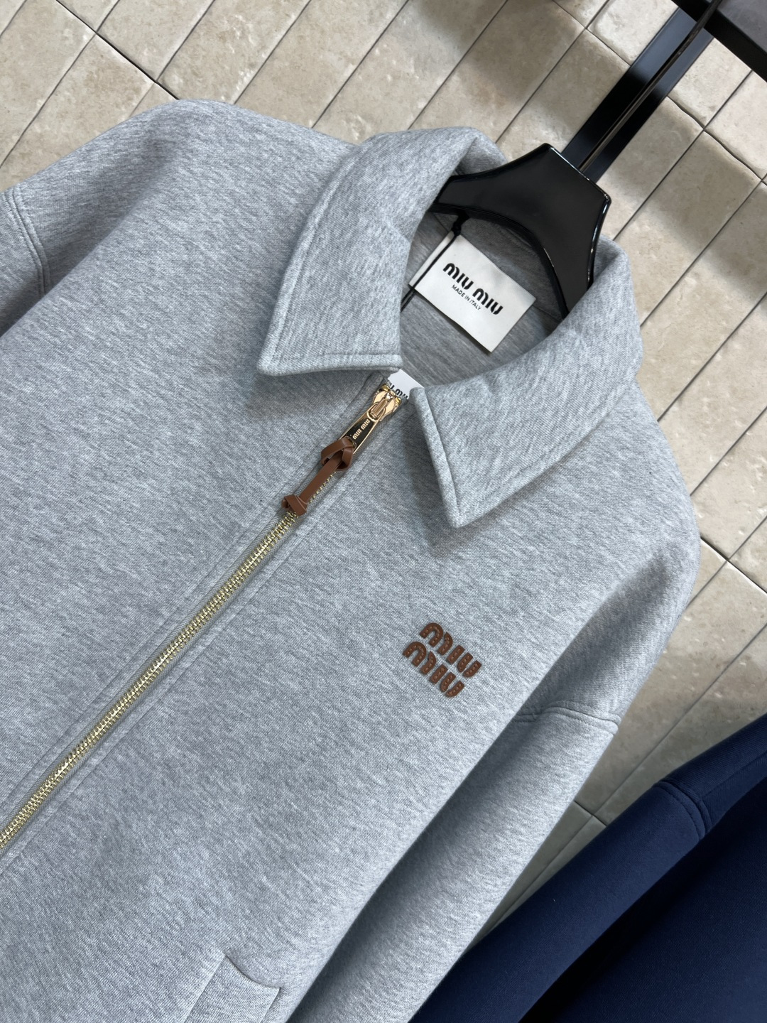 MIu家 25秋冬新款 字母贴布绣空气棉翻领卫衣外套 版型宽松百搭不挑人 彰显减龄青春活力气息 金色Lo