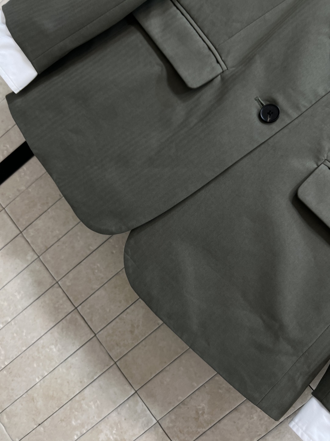 MIU家 25秋冬新款 军绿色廓形西装外套 宽松版型+平驳领 简约大方 低调又高级 袖口拼接白色假两件设