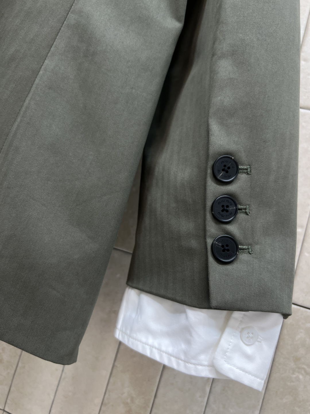 MIU家 25秋冬新款 军绿色廓形西装外套 宽松版型+平驳领 简约大方 低调又高级 袖口拼接白色假两件设