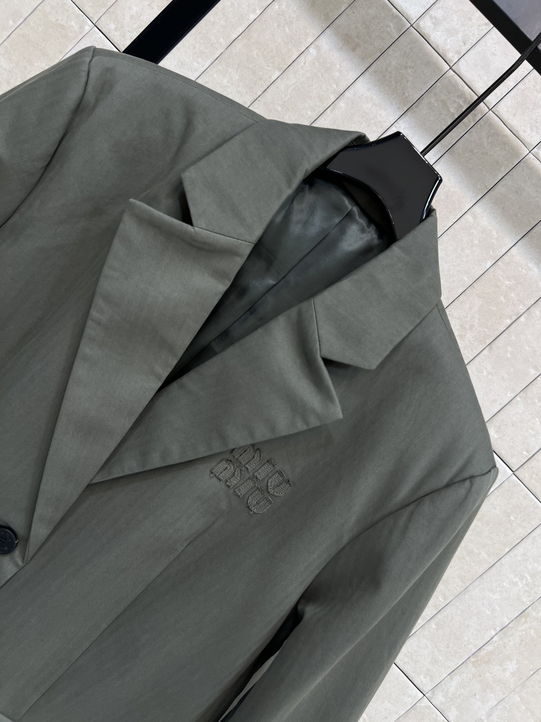 MIU家 25秋冬新款 军绿色廓形西装外套 宽松版型+平驳领 简约大方 低调又高级 袖口拼接白色假两件设