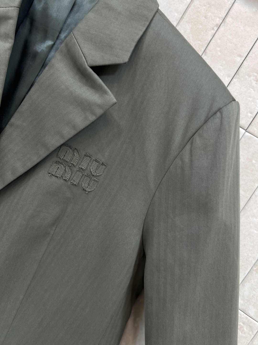 MIU家 25秋冬新款 军绿色廓形西装外套 宽松版型+平驳领 简约大方 低调又高级 袖口拼接白色假两件设