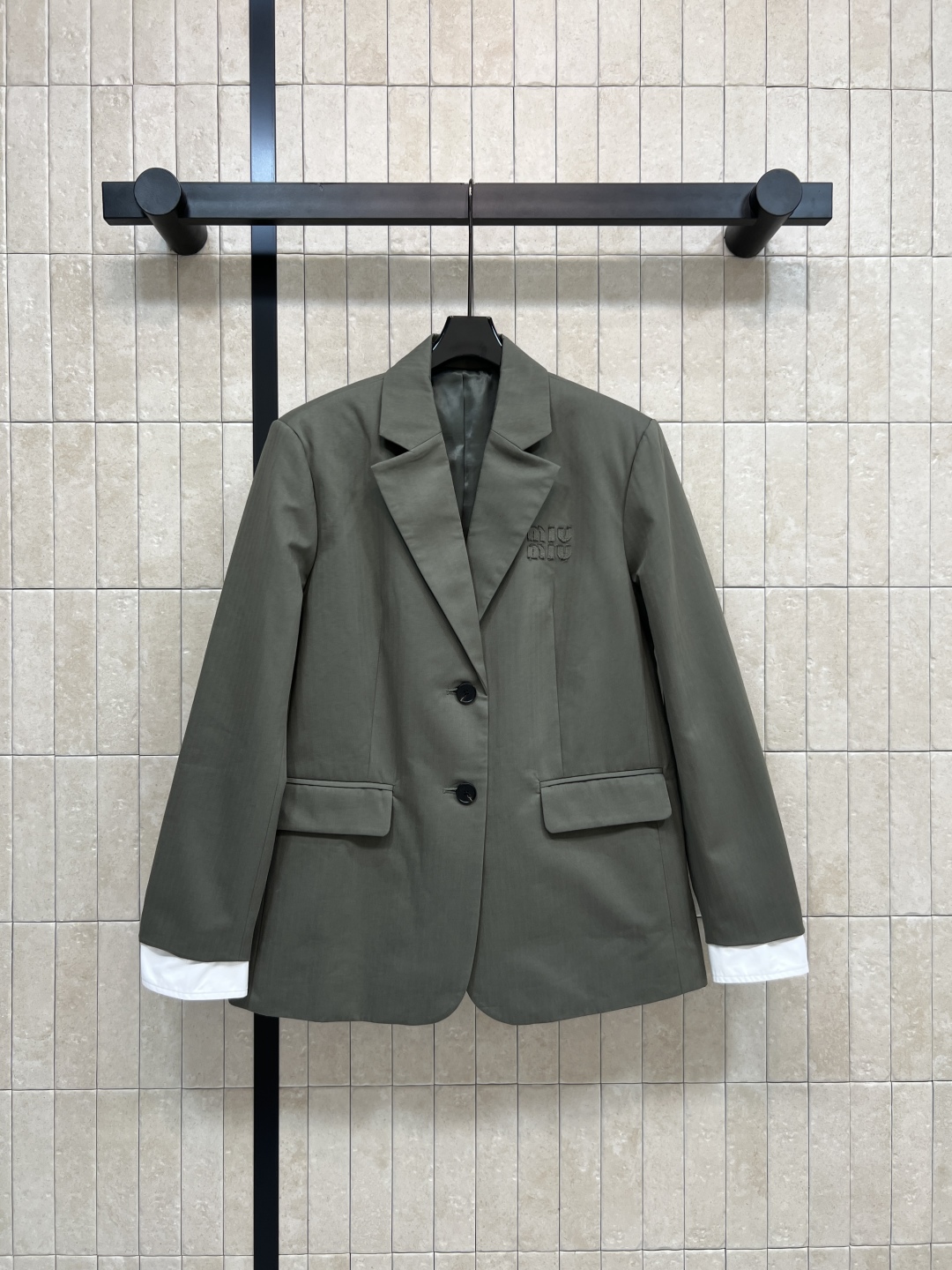 MIU家 25秋冬新款 军绿色廓形西装外套 宽松版型+平驳领 简约大方 低调又高级 袖口拼接白色假两件设