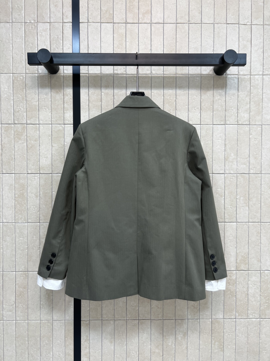 MIU家 25秋冬新款 军绿色廓形西装外套 宽松版型+平驳领 简约大方 低调又高级 袖口拼接白色假两件设