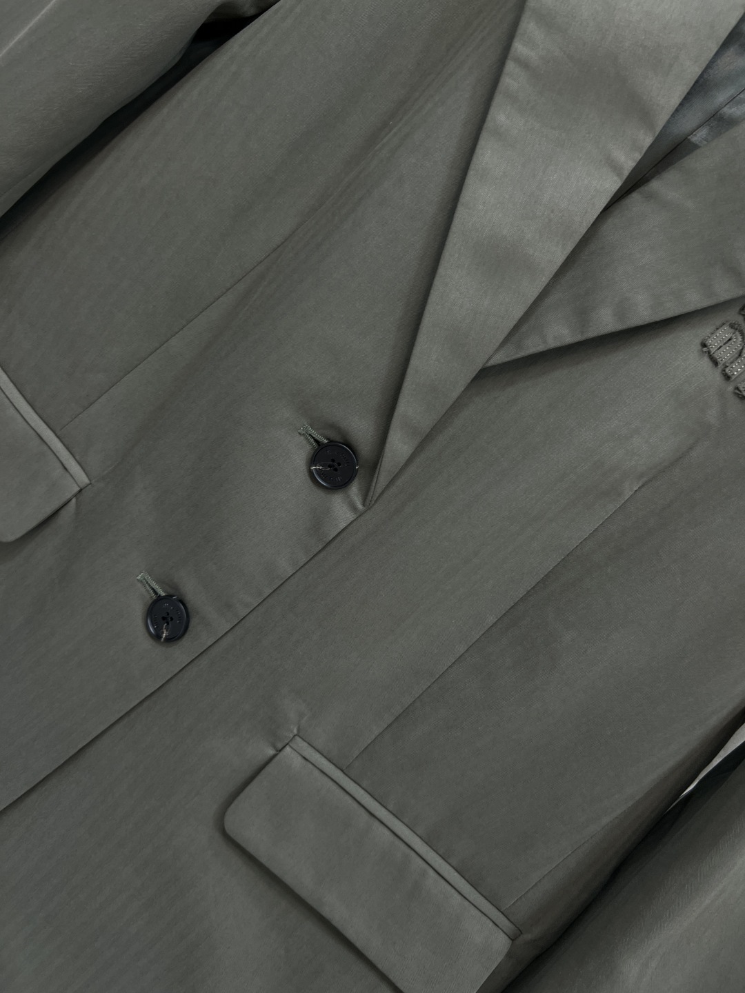 MIU家 25秋冬新款 军绿色廓形西装外套 宽松版型+平驳领 简约大方 低调又高级 袖口拼接白色假两件设