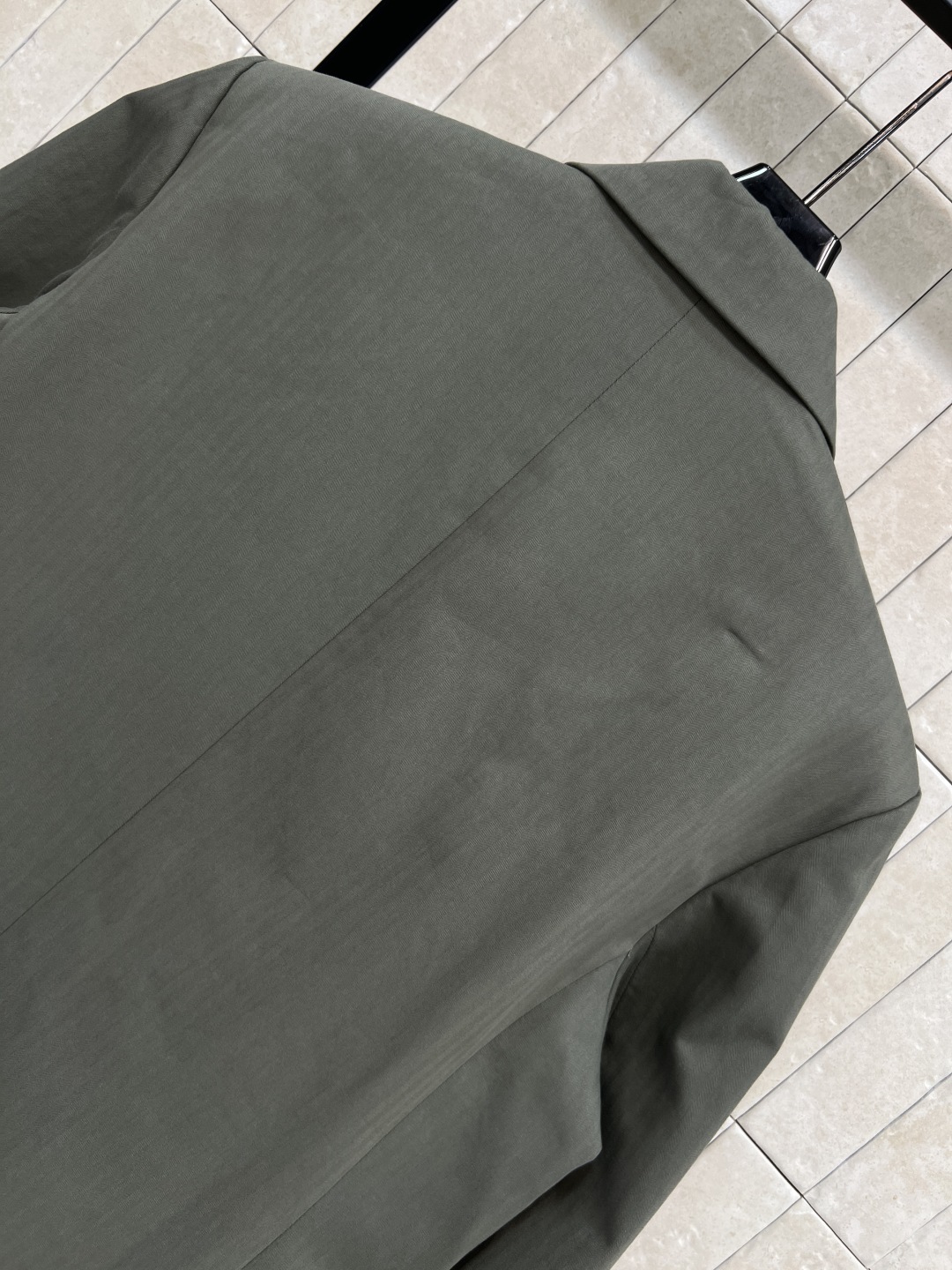 MIU家 25秋冬新款 军绿色廓形西装外套 宽松版型+平驳领 简约大方 低调又高级 袖口拼接白色假两件设