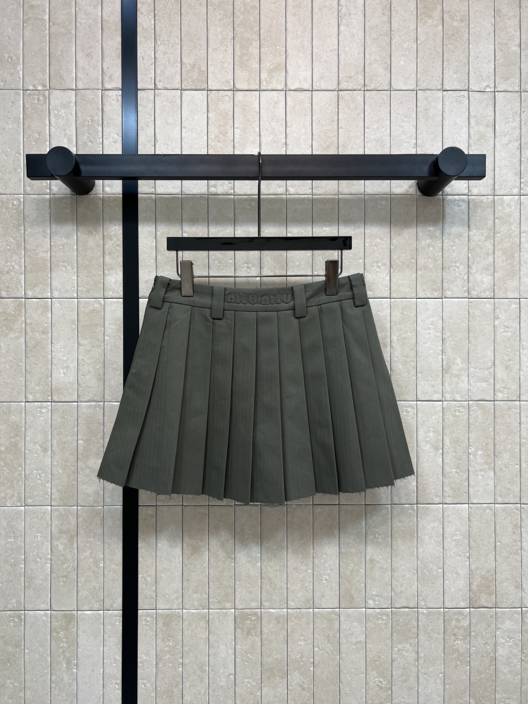 MIU家 25秋冬新款 军绿色学院风百褶裙 经典A字版型+压褶工艺 褶皱整齐不易变形 面料挺括有型 穿着