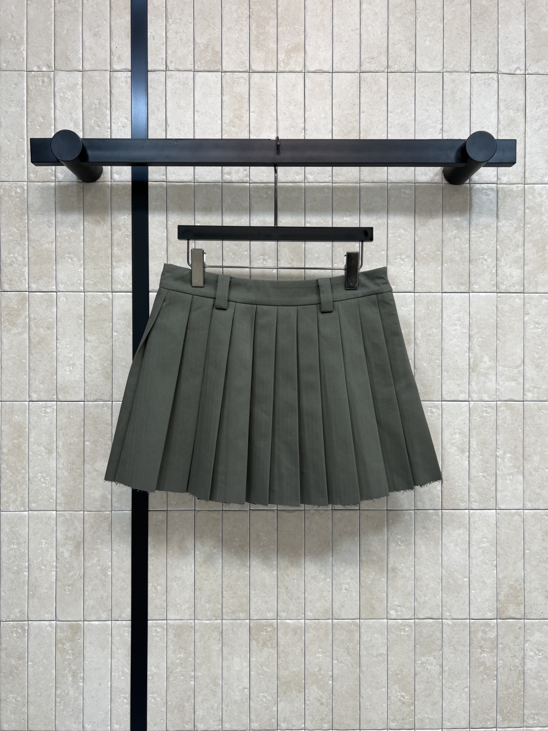 MIU家 25秋冬新款 军绿色学院风百褶裙 经典A字版型+压褶工艺 褶皱整齐不易变形 面料挺括有型 穿着