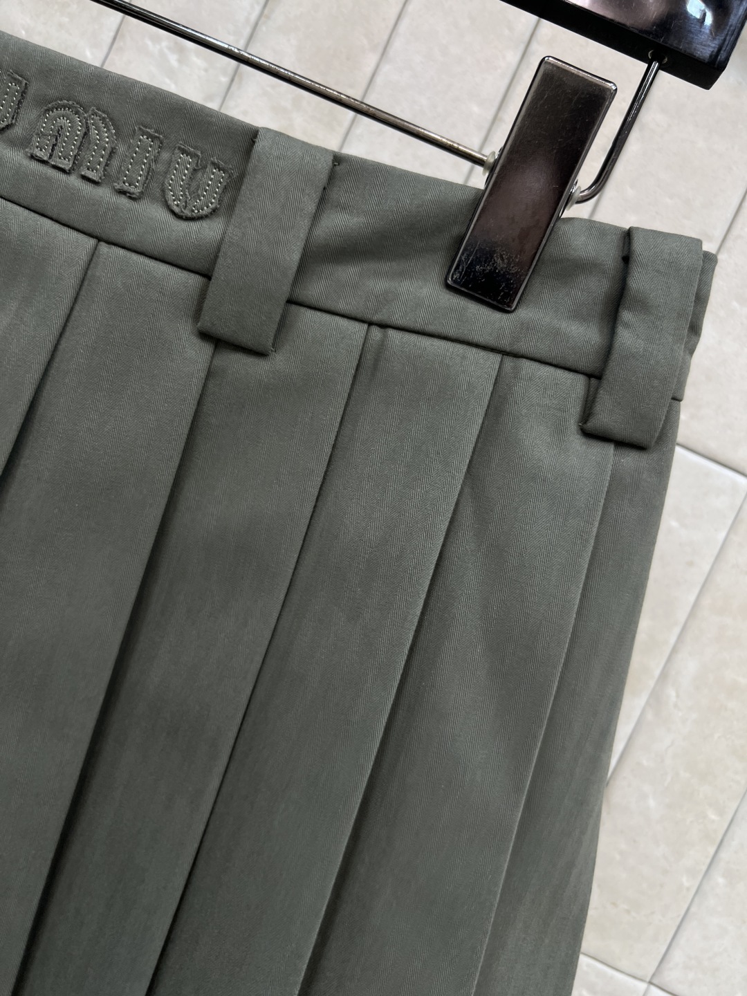 MIU家 25秋冬新款 军绿色学院风百褶裙 经典A字版型+压褶工艺 褶皱整齐不易变形 面料挺括有型 穿着