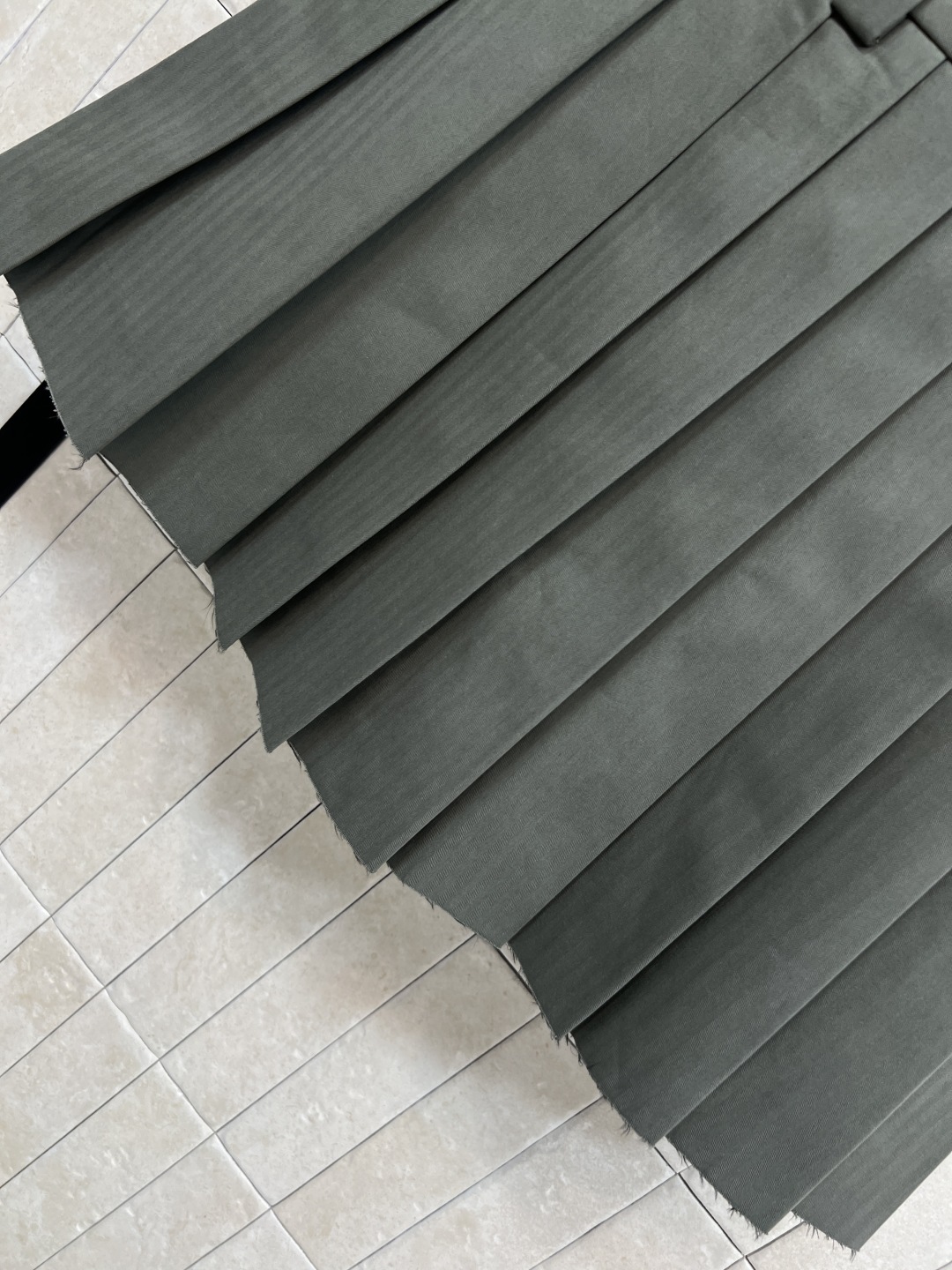 MIU家 25秋冬新款 军绿色学院风百褶裙 经典A字版型+压褶工艺 褶皱整齐不易变形 面料挺括有型 穿着