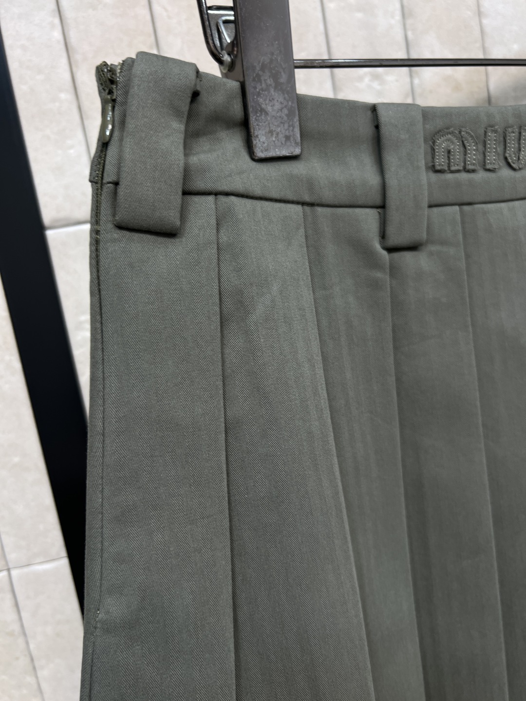 MIU家 25秋冬新款 军绿色学院风百褶裙 经典A字版型+压褶工艺 褶皱整齐不易变形 面料挺括有型 穿着