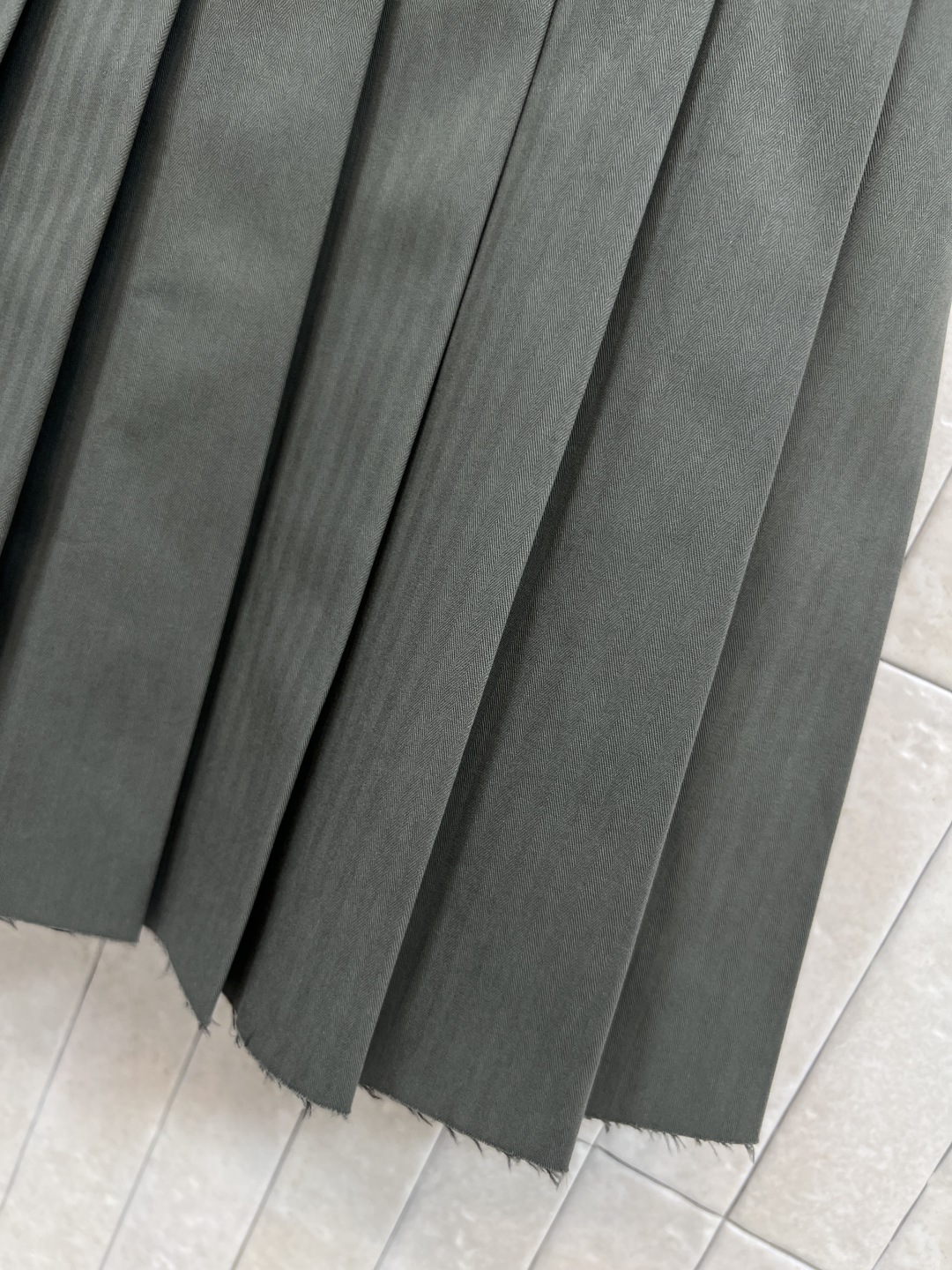 MIU家 25秋冬新款 军绿色学院风百褶裙 经典A字版型+压褶工艺 褶皱整齐不易变形 面料挺括有型 穿着