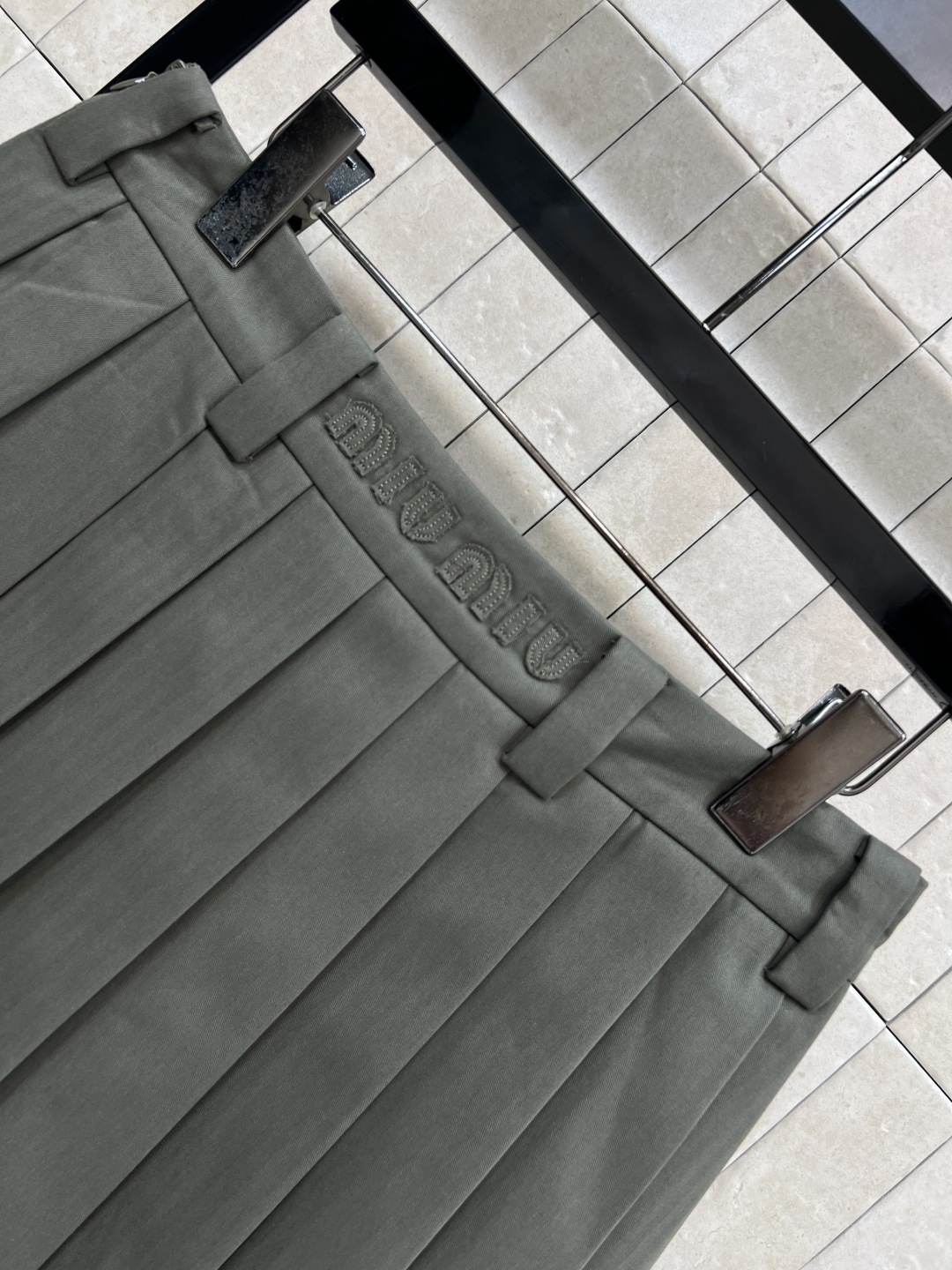 MIU家 25秋冬新款 军绿色学院风百褶裙 经典A字版型+压褶工艺 褶皱整齐不易变形 面料挺括有型 穿着