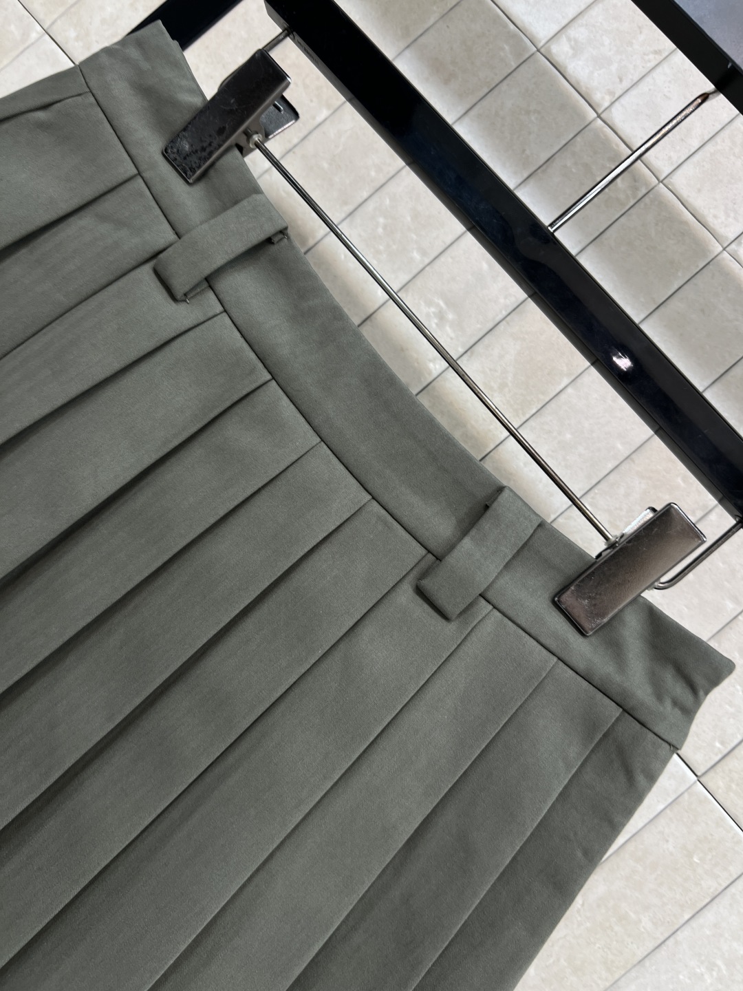 MIU家 25秋冬新款 军绿色学院风百褶裙 经典A字版型+压褶工艺 褶皱整齐不易变形 面料挺括有型 穿着