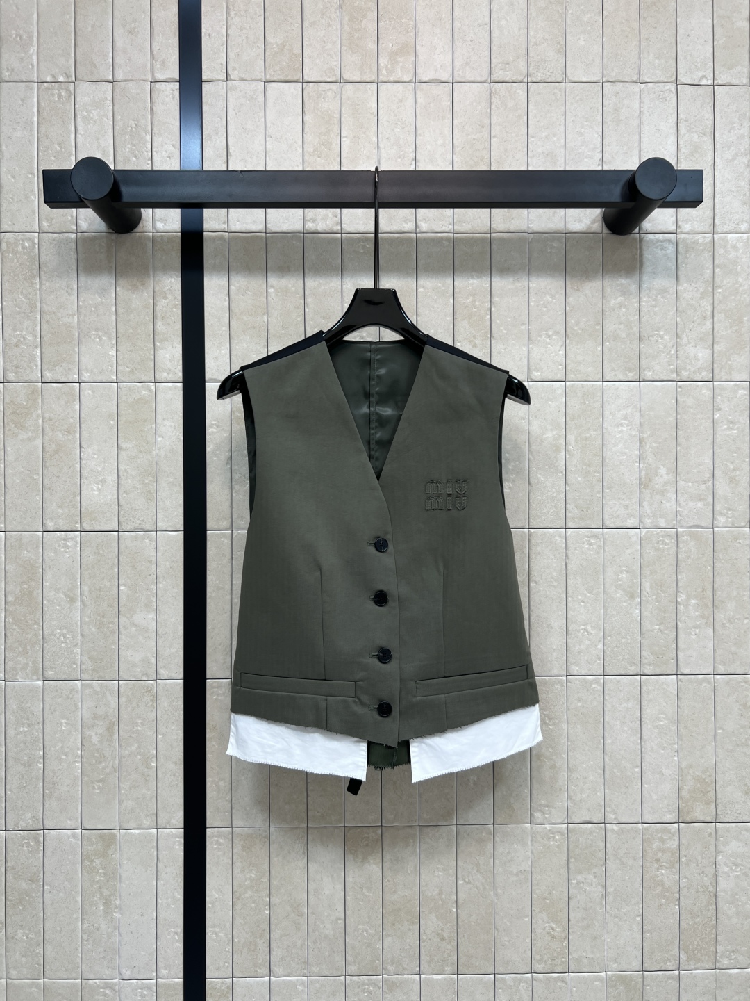 MIU家 25秋冬新款 假两件西装马甲 军绿色西装面料+白色口袋内衬 层次感满满！正面黑色纽扣 简约大方