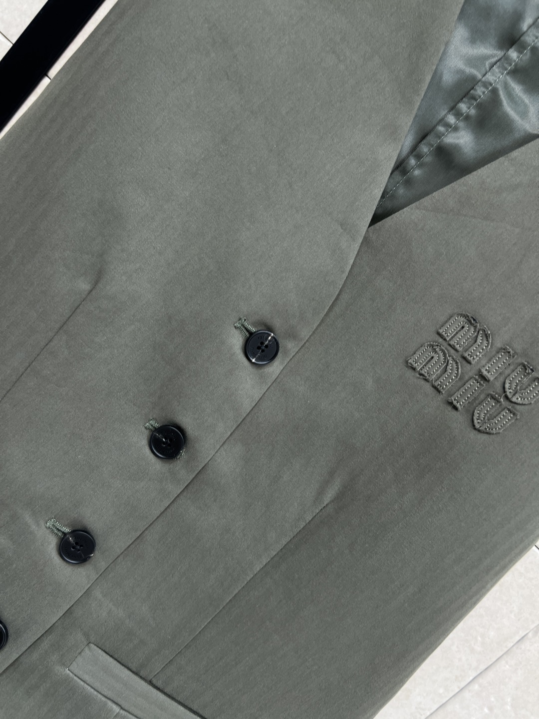 MIU家 25秋冬新款 假两件西装马甲 军绿色西装面料+白色口袋内衬 层次感满满！正面黑色纽扣 简约大方