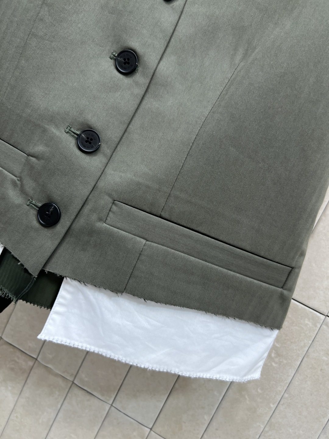 MIU家 25秋冬新款 假两件西装马甲 军绿色西装面料+白色口袋内衬 层次感满满！正面黑色纽扣 简约大方