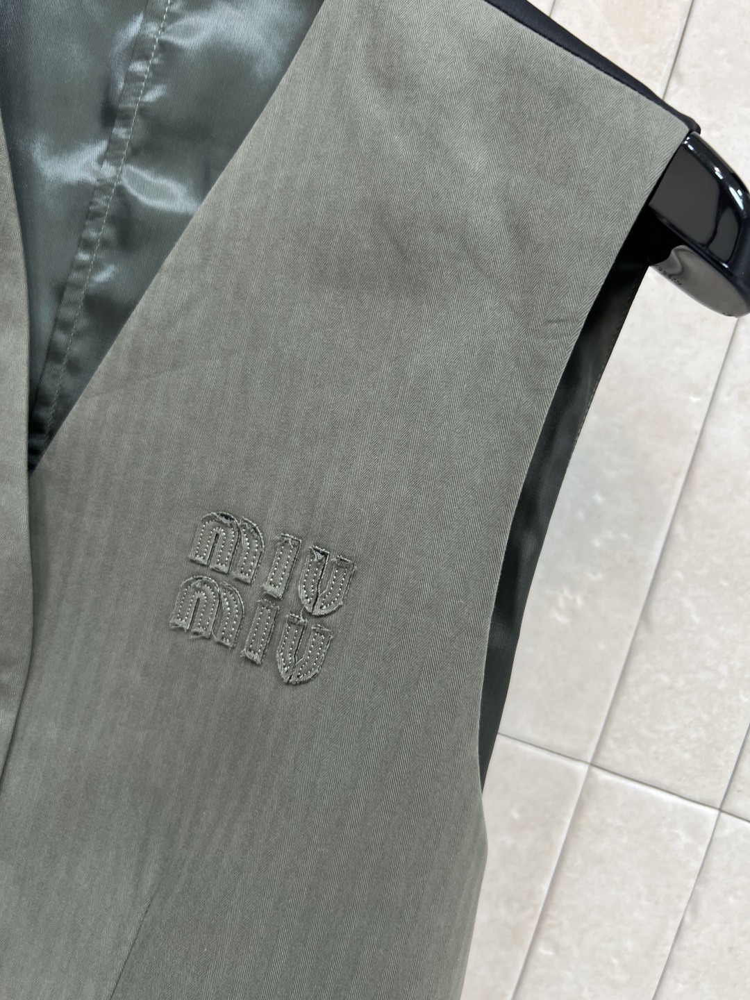 MIU家 25秋冬新款 假两件西装马甲 军绿色西装面料+白色口袋内衬 层次感满满！正面黑色纽扣 简约大方