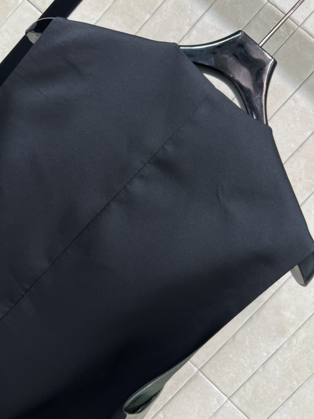 MIU家 25秋冬新款 假两件西装马甲 军绿色西装面料+白色口袋内衬 层次感满满！正面黑色纽扣 简约大方