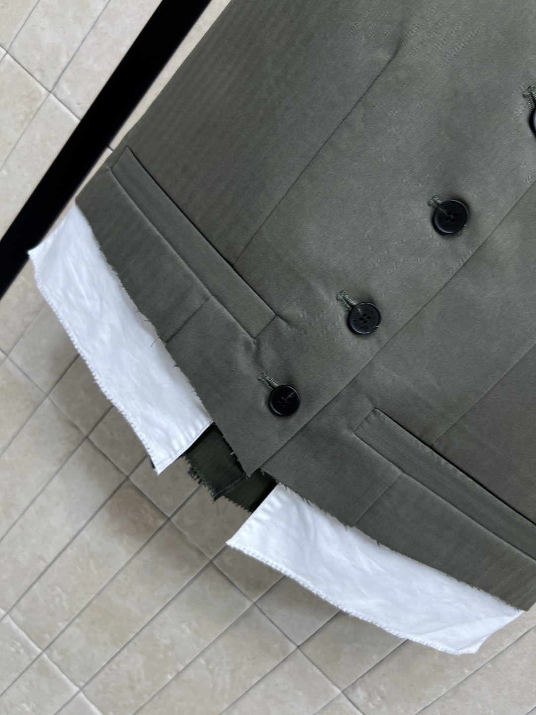 MIU家 25秋冬新款 假两件西装马甲 军绿色西装面料+白色口袋内衬 层次感满满！正面黑色纽扣 简约大方