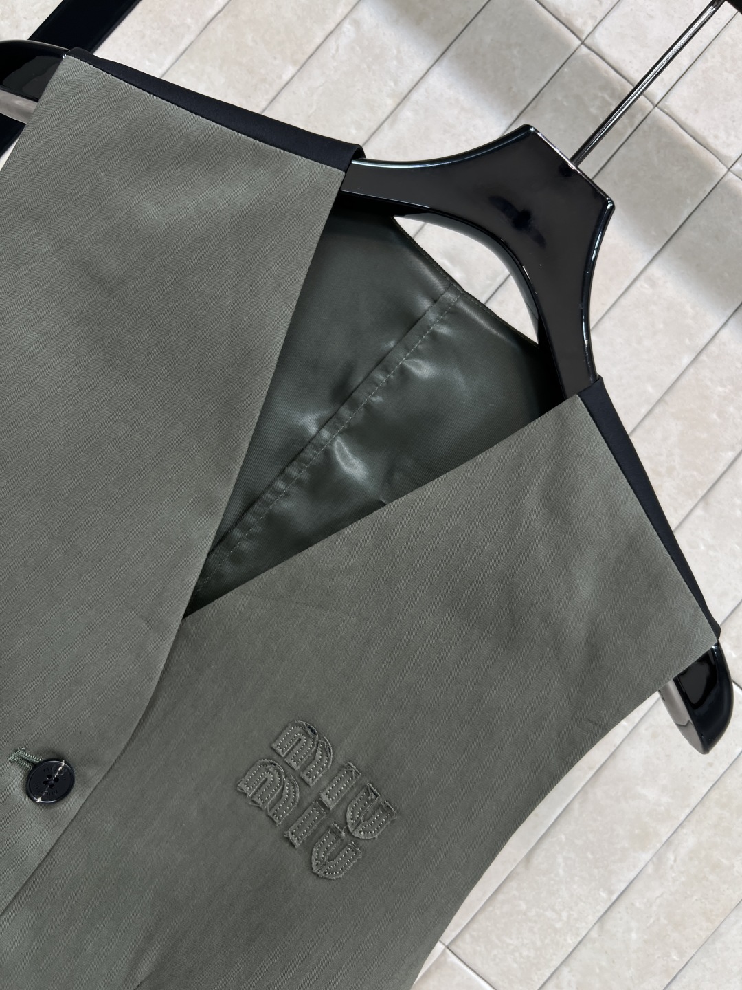 MIU家 25秋冬新款 假两件西装马甲 军绿色西装面料+白色口袋内衬 层次感满满！正面黑色纽扣 简约大方