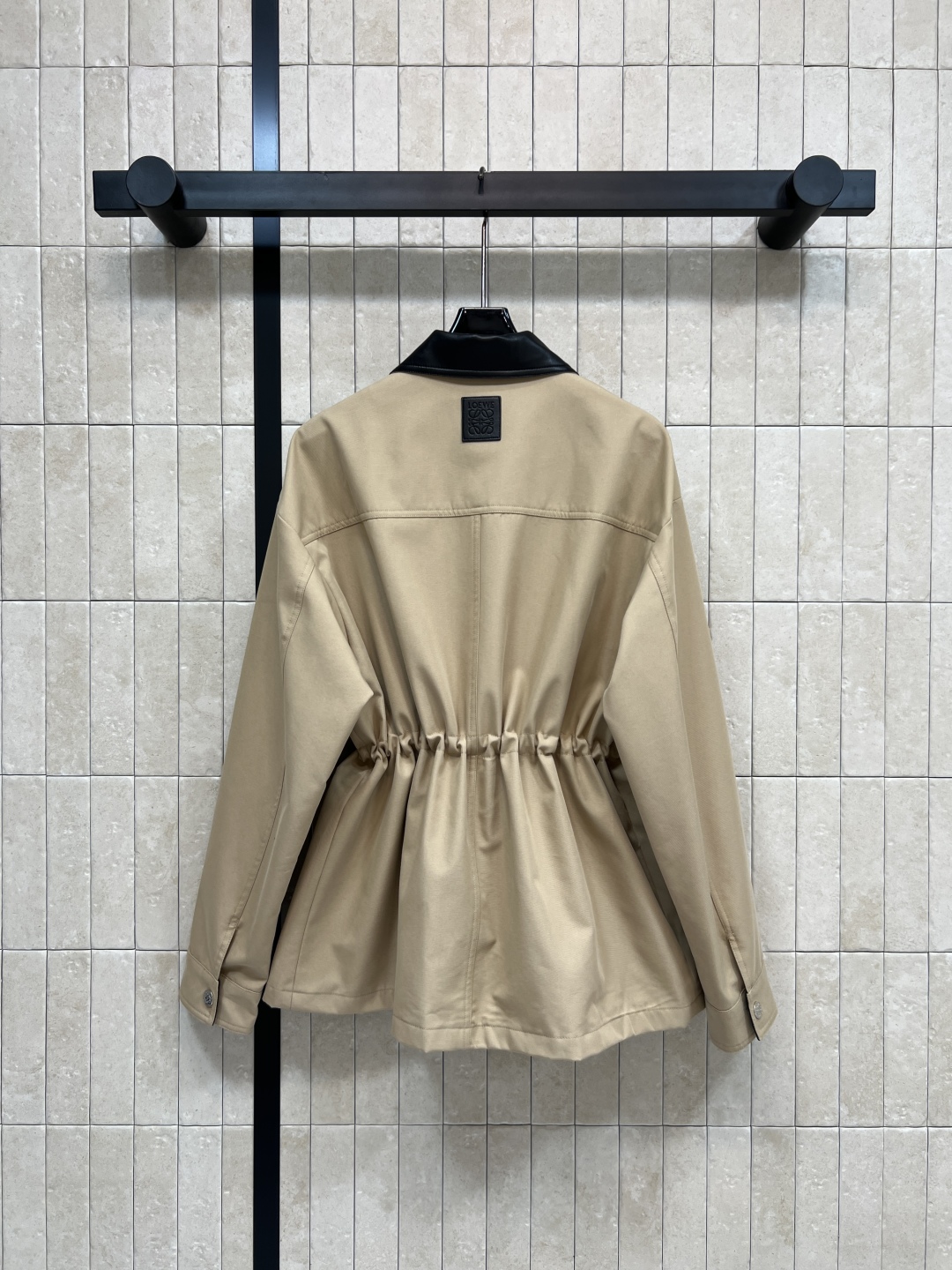 LW家 25秋冬新款 卡其色皮质翻领收腰工装外套 皮质翻领设计超有复古感 宽松版型+腰部抽绳 随心调节收