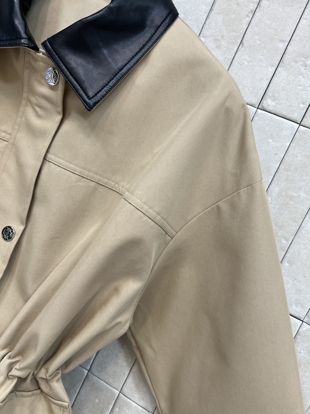 LW家 25秋冬新款 卡其色皮质翻领收腰工装外套 皮质翻领设计超有复古感 宽松版型+腰部抽绳 随心调节收