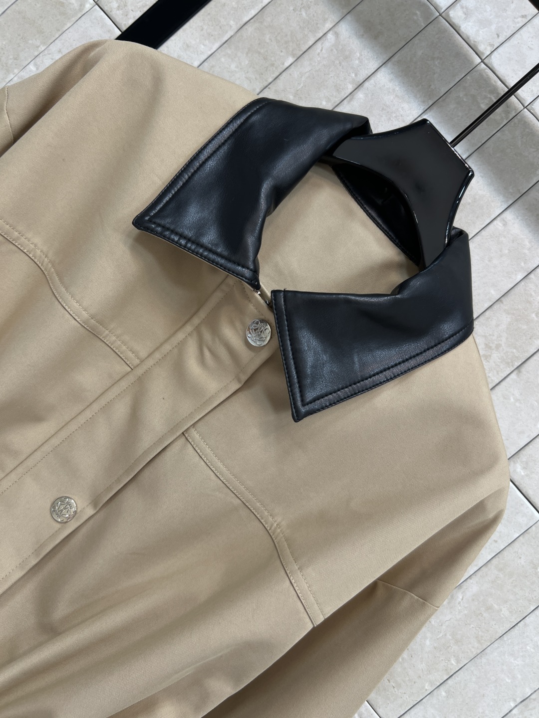 LW家 25秋冬新款 卡其色皮质翻领收腰工装外套 皮质翻领设计超有复古感 宽松版型+腰部抽绳 随心调节收