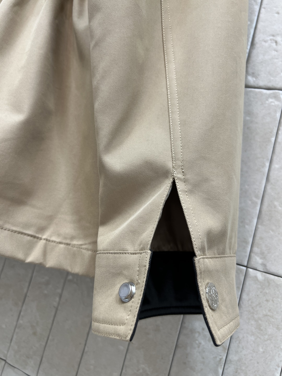 LW家 25秋冬新款 卡其色皮质翻领收腰工装外套 皮质翻领设计超有复古感 宽松版型+腰部抽绳 随心调节收