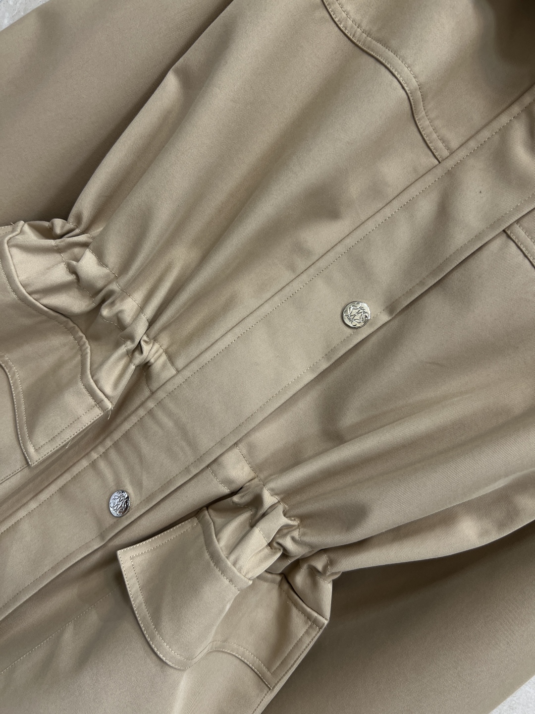 LW家 25秋冬新款 卡其色皮质翻领收腰工装外套 皮质翻领设计超有复古感 宽松版型+腰部抽绳 随心调节收