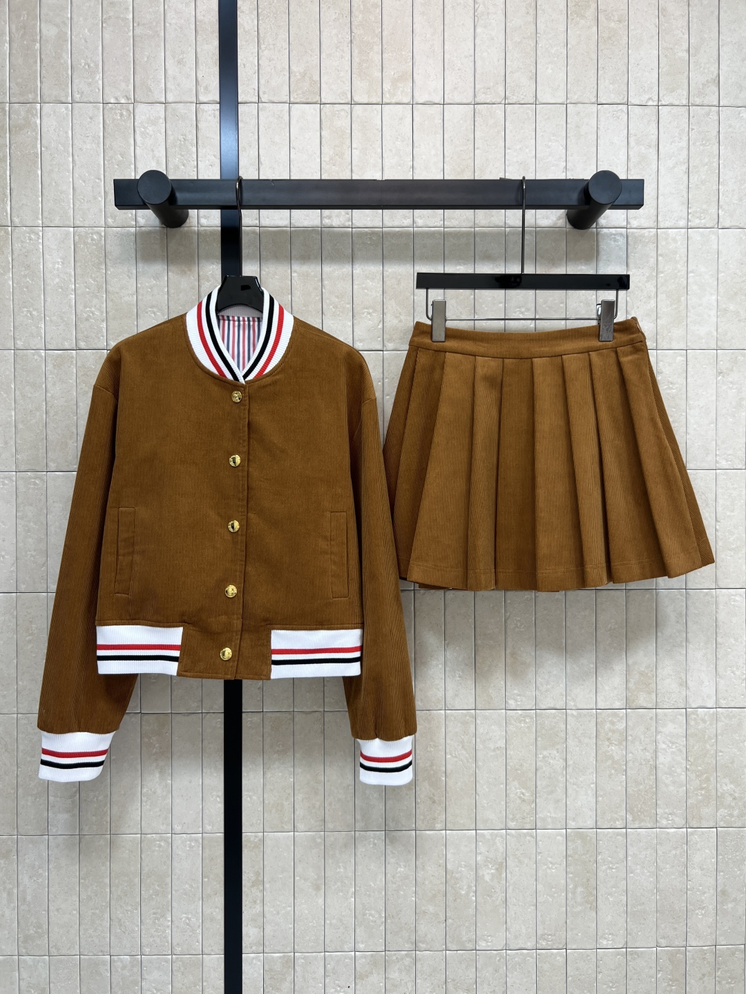 TB家 25秋冬新款 灯芯绒棒球外套+百褶短裙 焦糖色复古学院风 螺纹灯芯绒+夹棉内里 保暖又有质感 翻