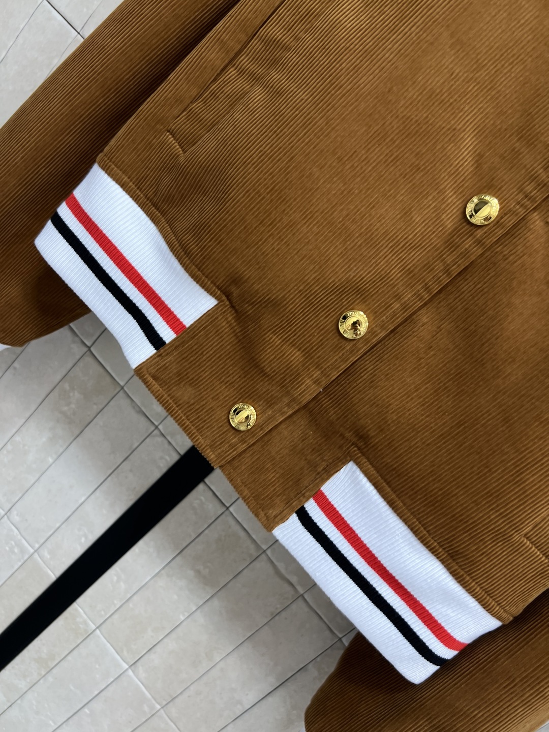 TB家 25秋冬新款 灯芯绒棒球外套+百褶短裙 焦糖色复古学院风 螺纹灯芯绒+夹棉内里 保暖又有质感 翻