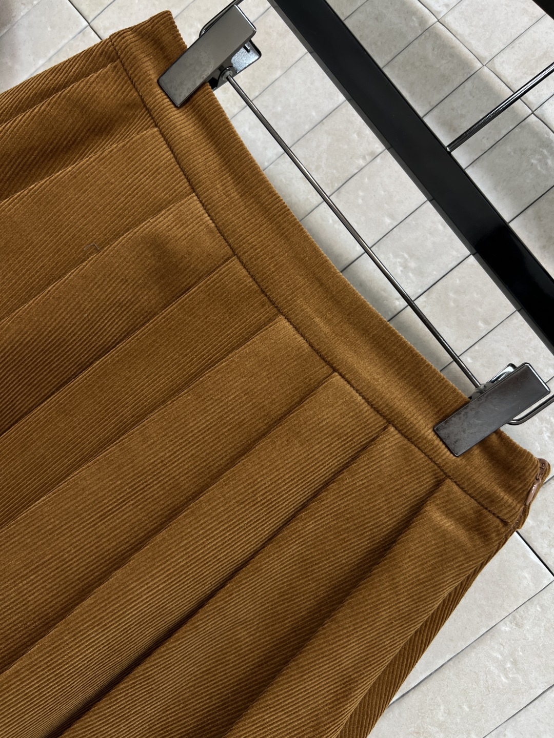 TB家 25秋冬新款 灯芯绒棒球外套+百褶短裙 焦糖色复古学院风 螺纹灯芯绒+夹棉内里 保暖又有质感 翻