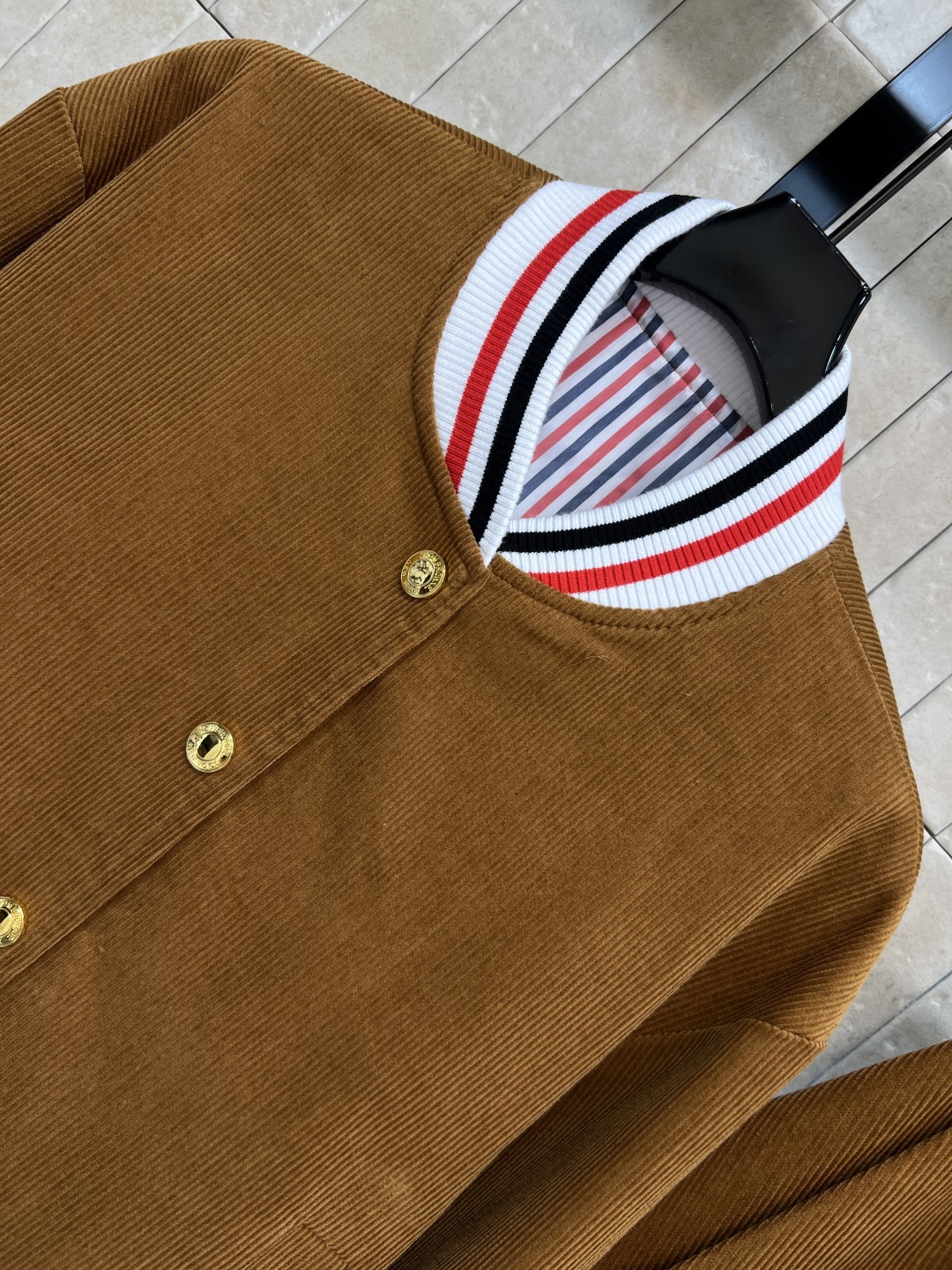 TB家 25秋冬新款 灯芯绒棒球外套+百褶短裙 焦糖色复古学院风 螺纹灯芯绒+夹棉内里 保暖又有质感 翻