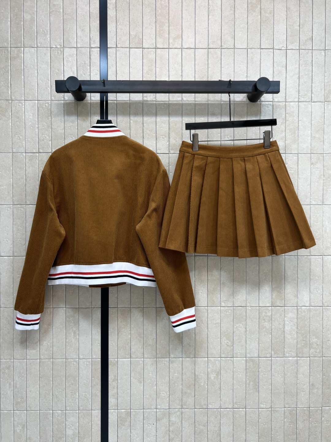 TB家 25秋冬新款 灯芯绒棒球外套+百褶短裙 焦糖色复古学院风 螺纹灯芯绒+夹棉内里 保暖又有质感 翻