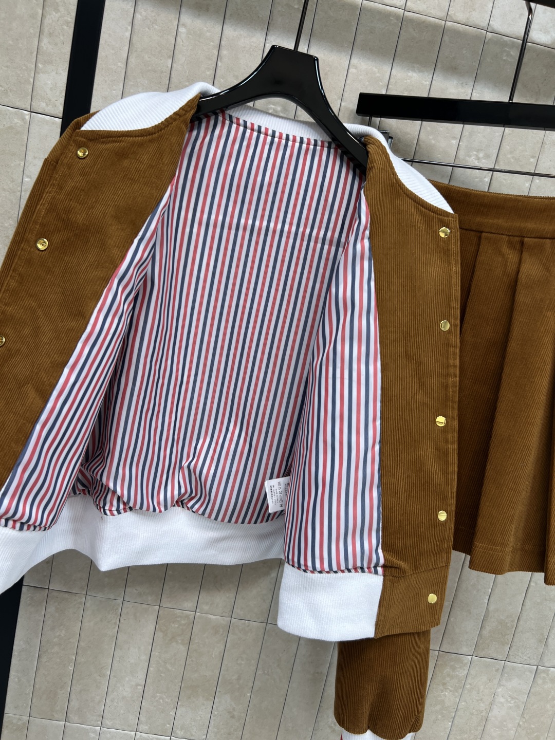 TB家 25秋冬新款 灯芯绒棒球外套+百褶短裙 焦糖色复古学院风 螺纹灯芯绒+夹棉内里 保暖又有质感 翻