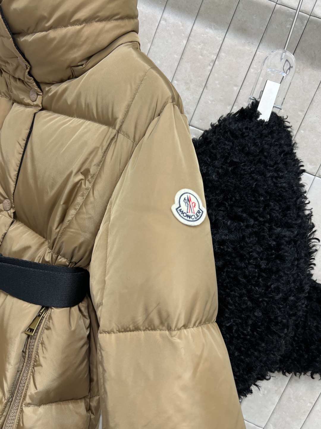 M家 25秋冬新款 羊羔绒连帽立领短款羽绒服 可拆卸羊羔绒连帽设计 搭配logo机能扣腰带收腰 进口机缝