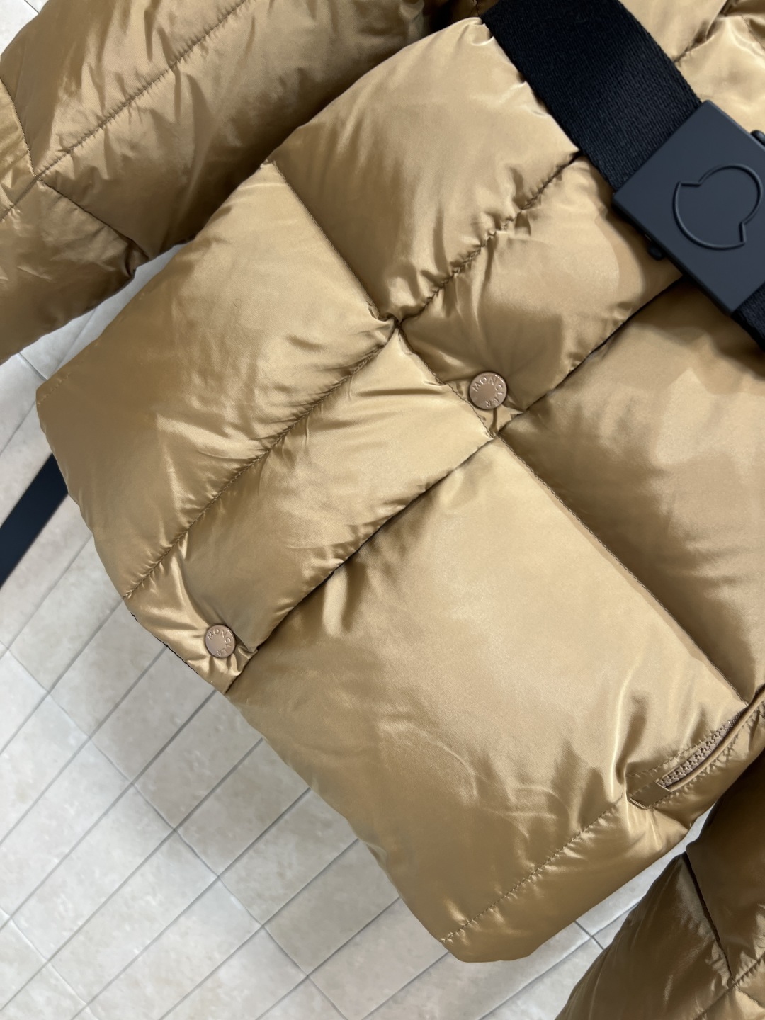 M家 25秋冬新款 羊羔绒连帽立领短款羽绒服 可拆卸羊羔绒连帽设计 搭配logo机能扣腰带收腰 进口机缝