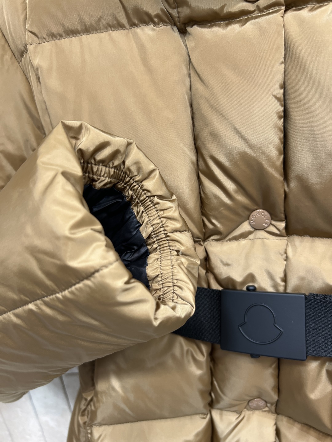 M家 25秋冬新款 羊羔绒连帽立领短款羽绒服 可拆卸羊羔绒连帽设计 搭配logo机能扣腰带收腰 进口机缝