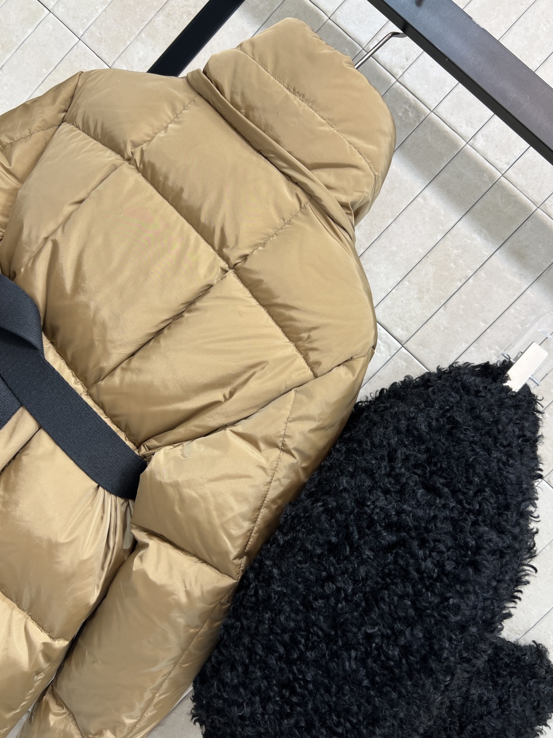 M家 25秋冬新款 羊羔绒连帽立领短款羽绒服 可拆卸羊羔绒连帽设计 搭配logo机能扣腰带收腰 进口机缝