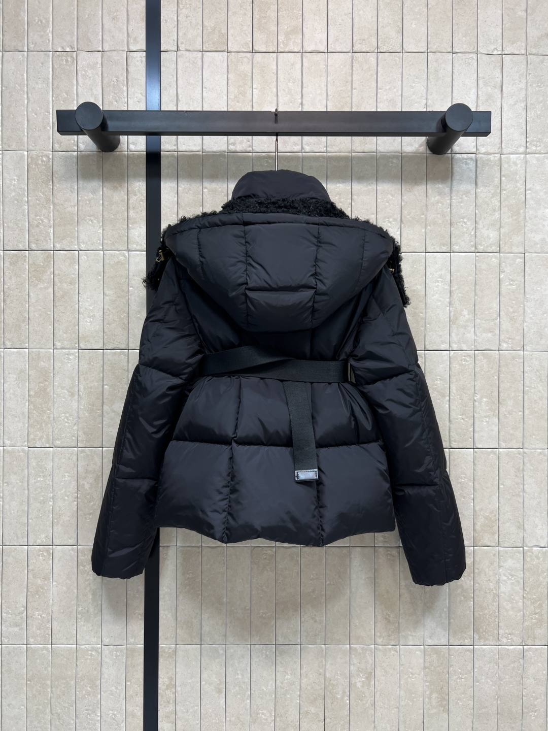 M家 25秋冬新款 羊羔绒连帽立领短款羽绒服 可拆卸羊羔绒连帽设计 搭配logo机能扣腰带收腰 进口机缝