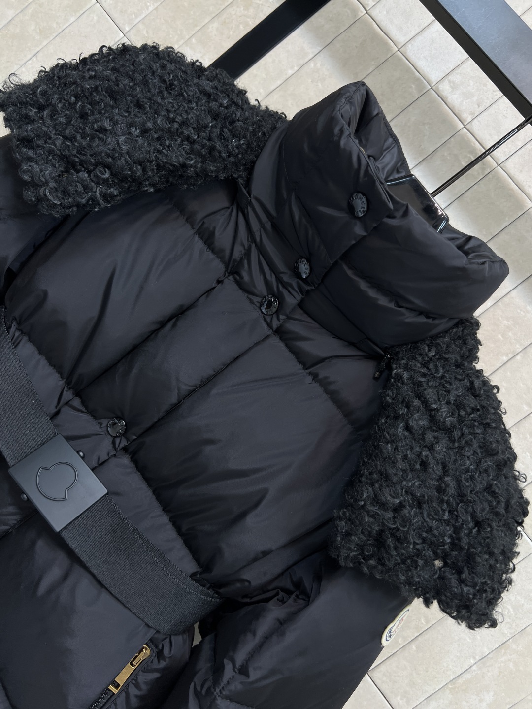 M家 25秋冬新款 羊羔绒连帽立领短款羽绒服 可拆卸羊羔绒连帽设计 搭配logo机能扣腰带收腰 进口机缝