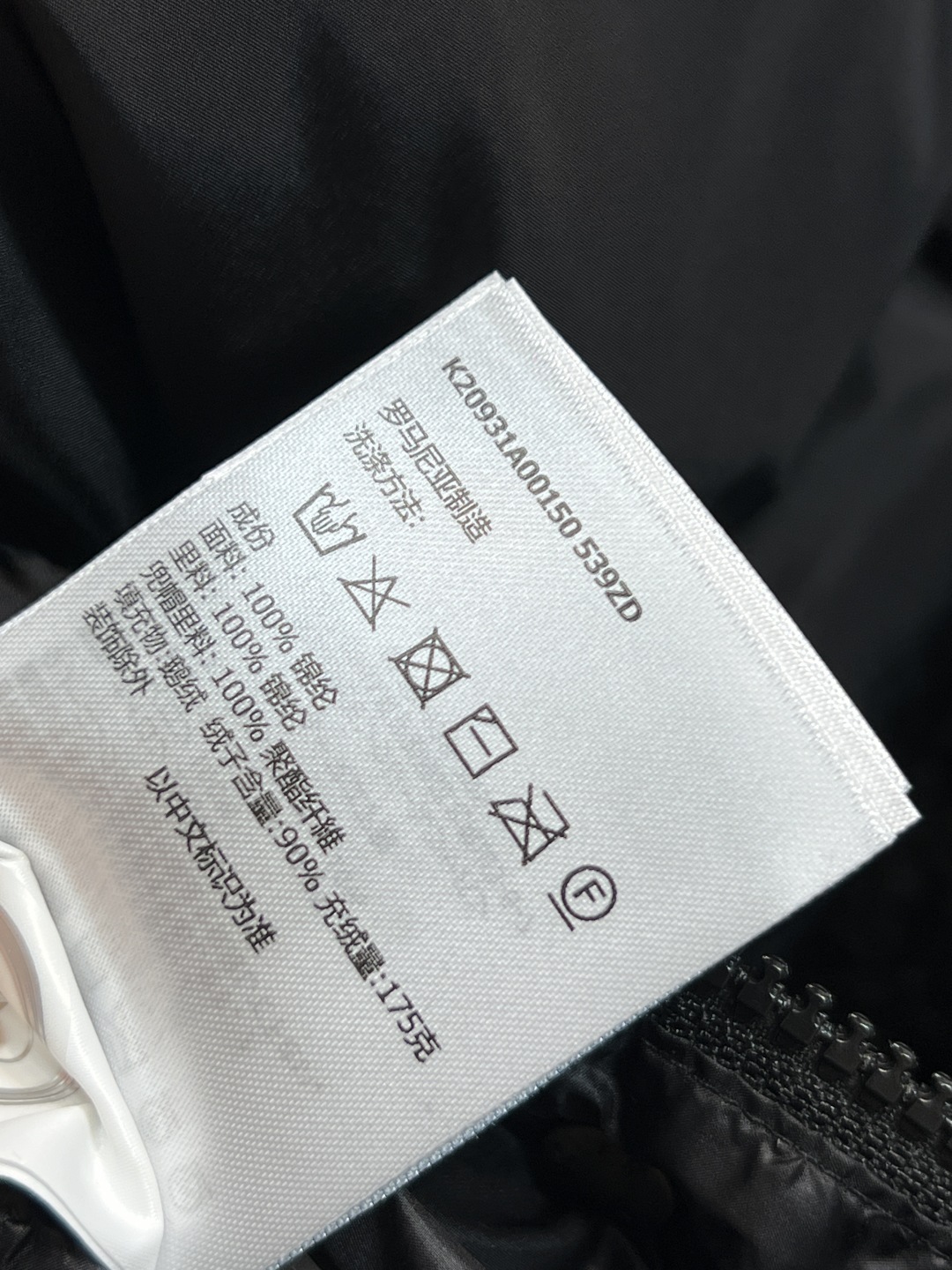 M家 25秋冬新款 羊羔绒连帽立领短款羽绒服 可拆卸羊羔绒连帽设计 搭配logo机能扣腰带收腰 进口机缝