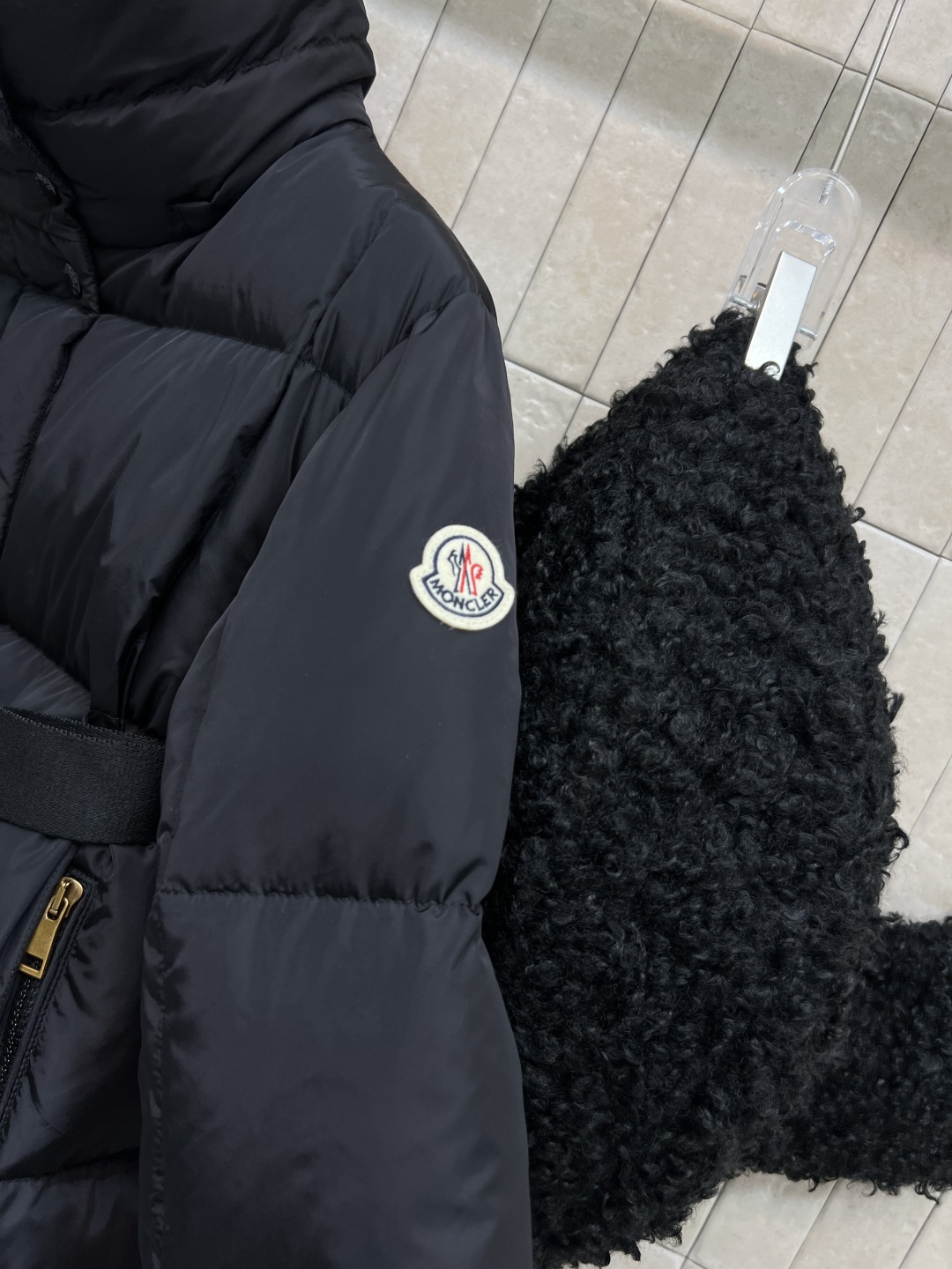 M家 25秋冬新款 羊羔绒连帽立领短款羽绒服 可拆卸羊羔绒连帽设计 搭配logo机能扣腰带收腰 进口机缝