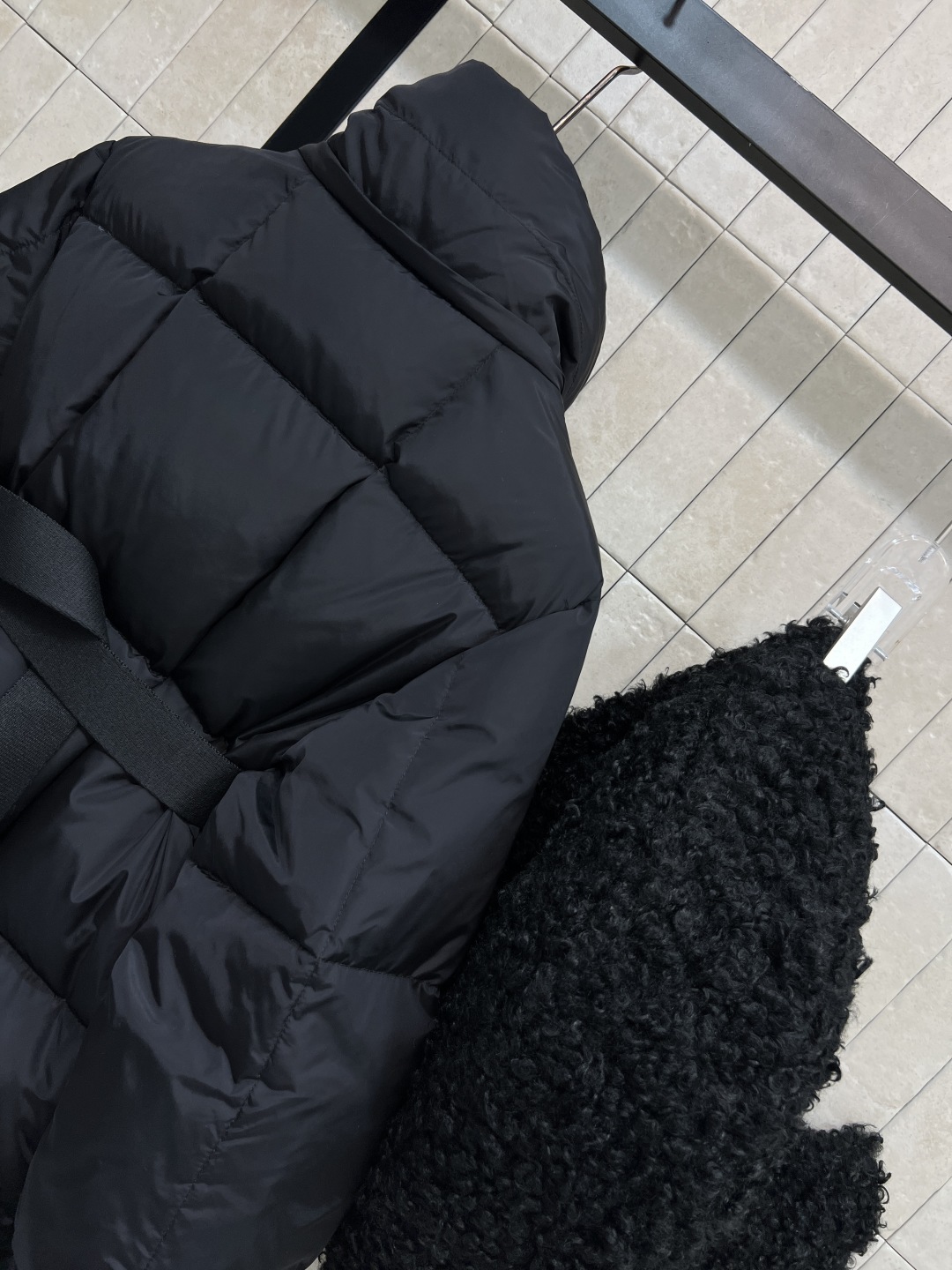 M家 25秋冬新款 羊羔绒连帽立领短款羽绒服 可拆卸羊羔绒连帽设计 搭配logo机能扣腰带收腰 进口机缝