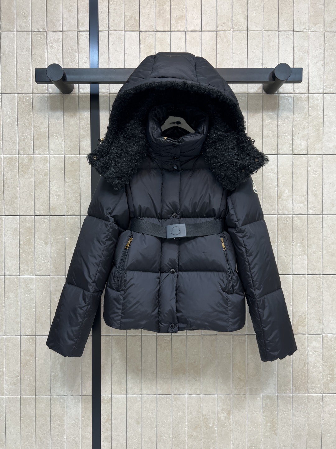 M家 25秋冬新款 羊羔绒连帽立领短款羽绒服 可拆卸羊羔绒连帽设计 搭配logo机能扣腰带收腰 进口机缝