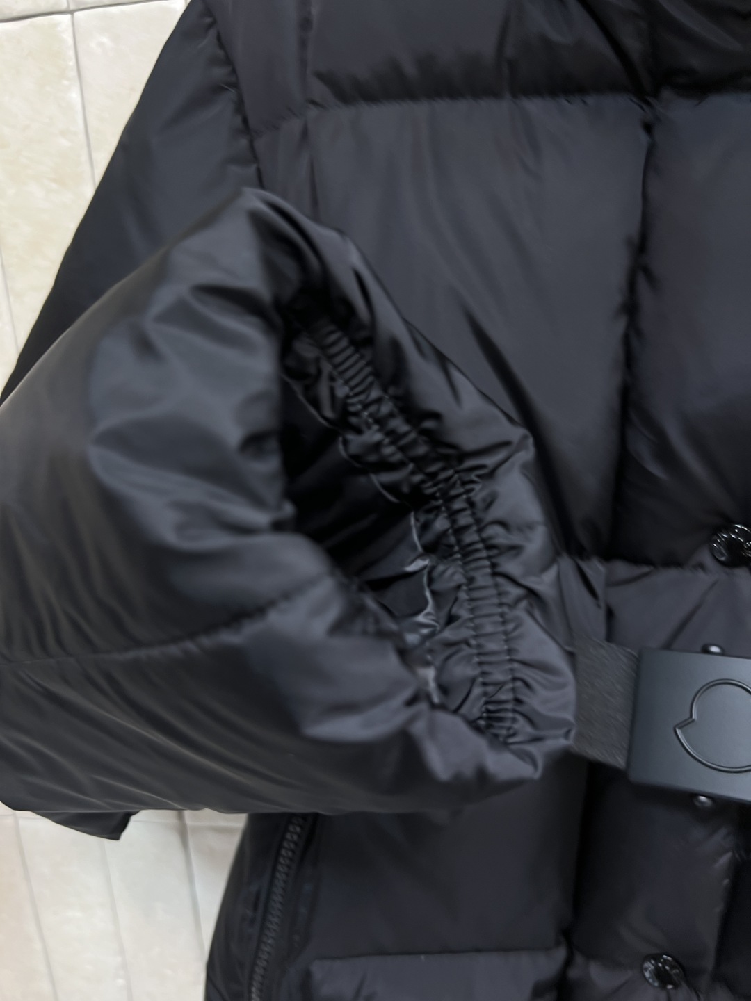 M家 25秋冬新款 羊羔绒连帽立领短款羽绒服 可拆卸羊羔绒连帽设计 搭配logo机能扣腰带收腰 进口机缝