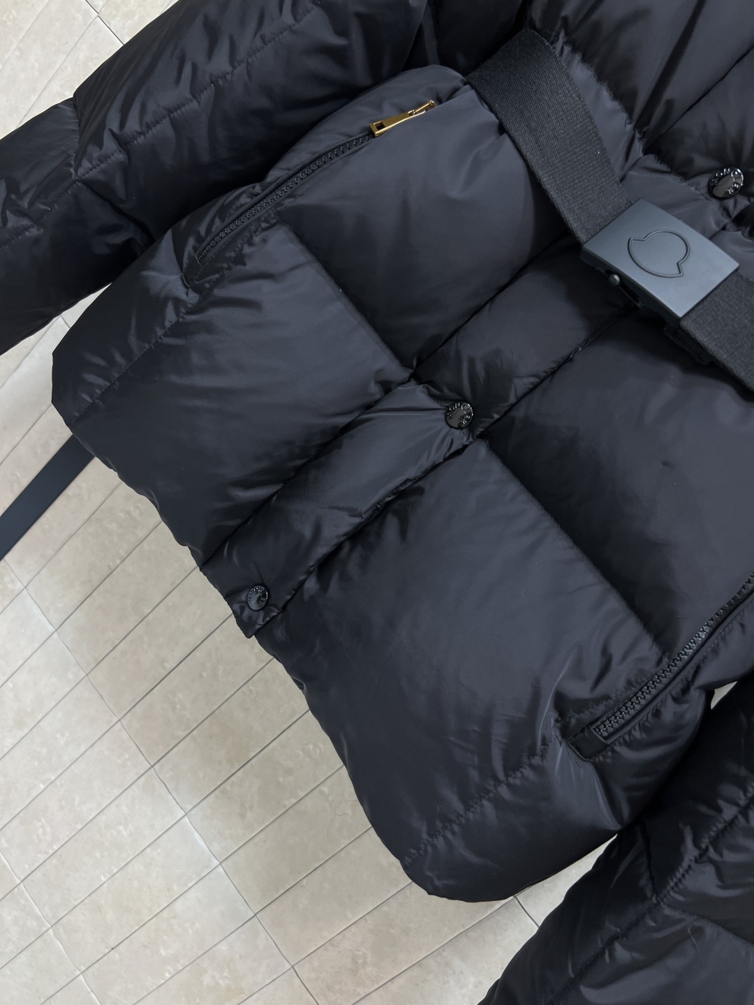 M家 25秋冬新款 羊羔绒连帽立领短款羽绒服 可拆卸羊羔绒连帽设计 搭配logo机能扣腰带收腰 进口机缝