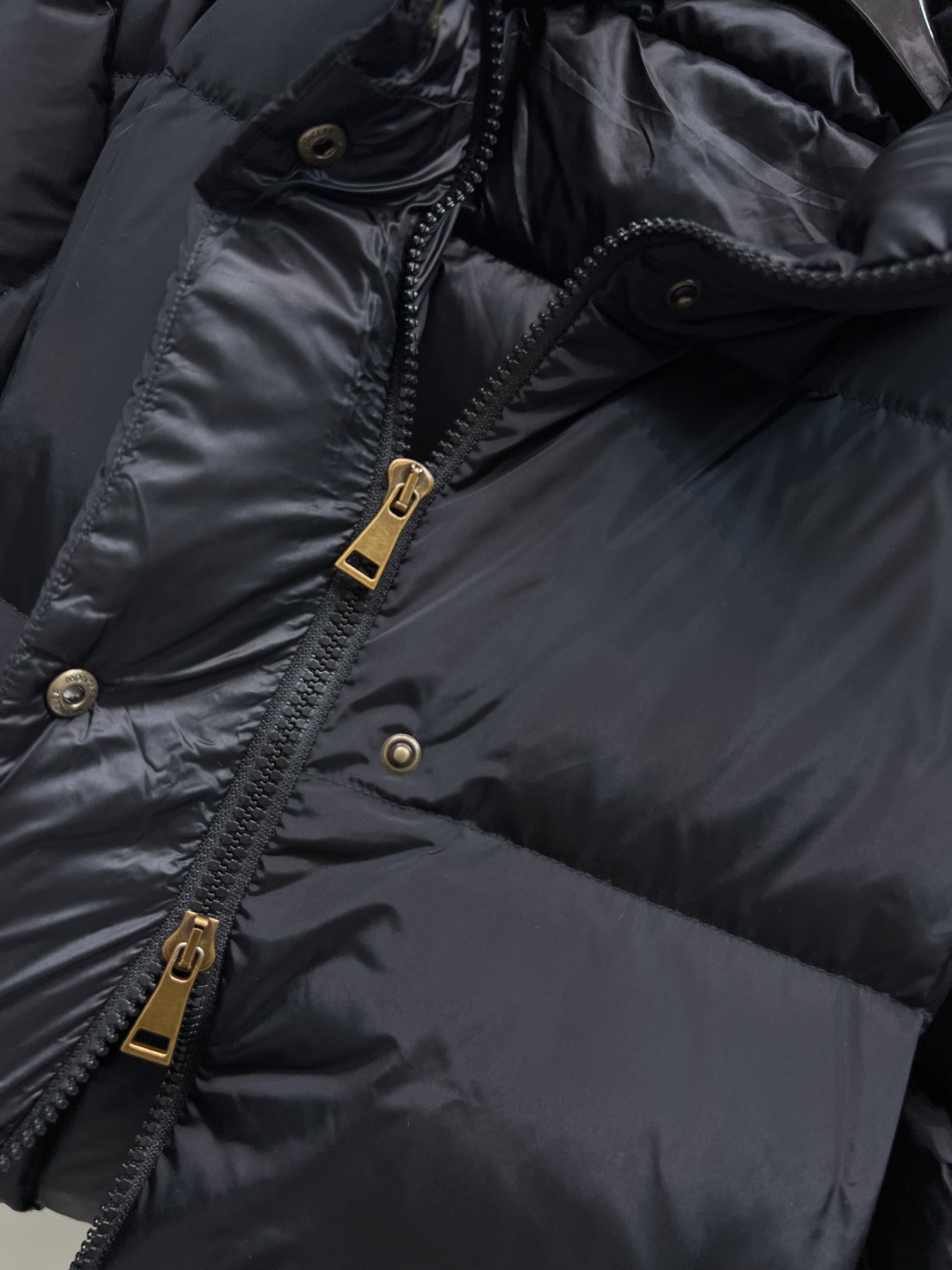 M家 25秋冬新款 羊羔绒连帽立领短款羽绒服 可拆卸羊羔绒连帽设计 搭配logo机能扣腰带收腰 进口机缝