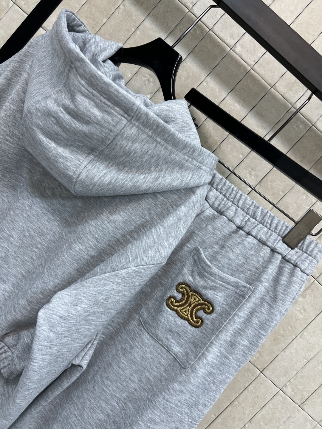 CE家 25秋冬新款 休闲运动套装 短款连帽卫衣+宽松运动裤 抽绳连帽短款外套 经典凯旋门徽标点缀 高腰