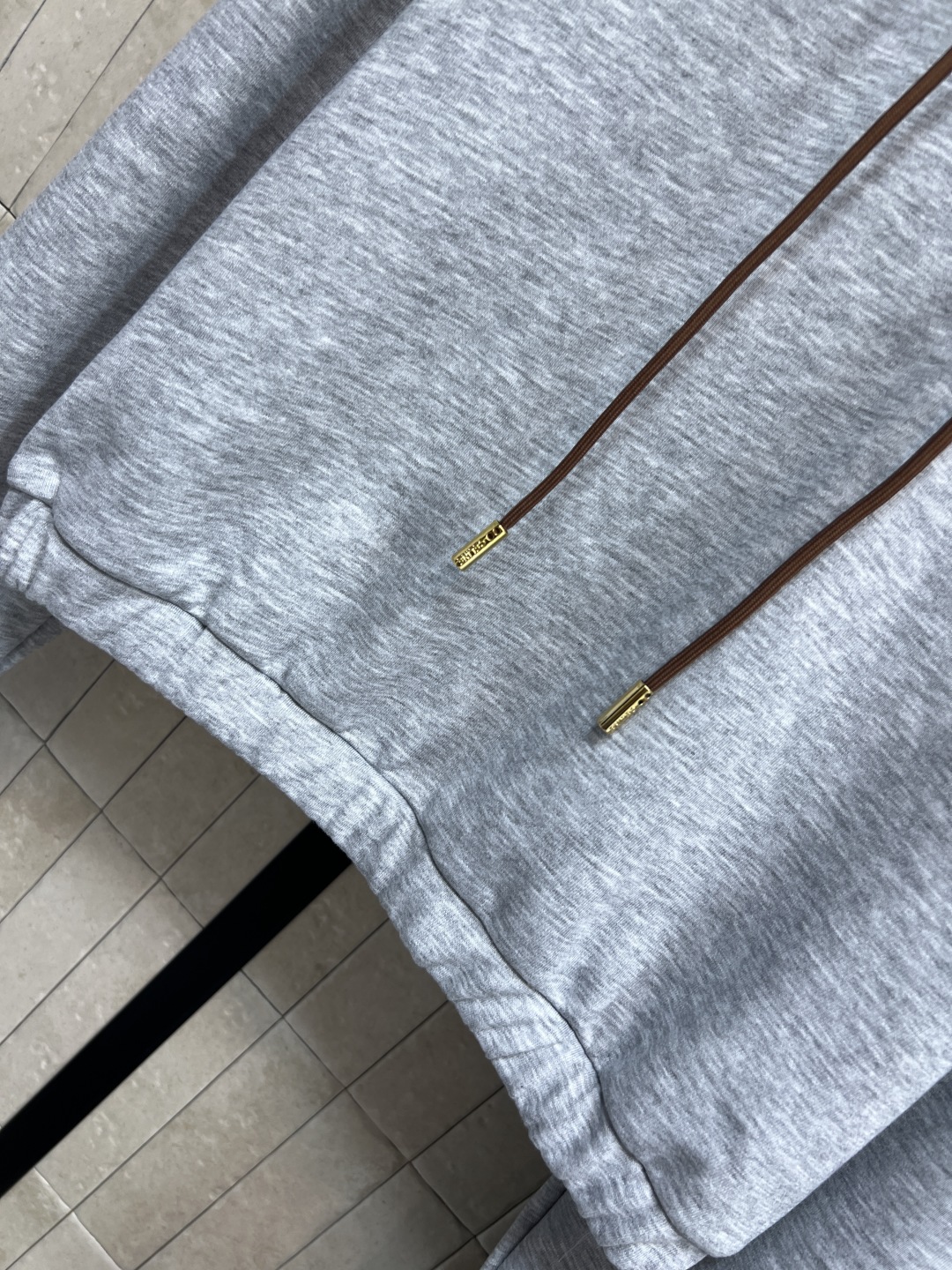 CE家 25秋冬新款 休闲运动套装 短款连帽卫衣+宽松运动裤 抽绳连帽短款外套 经典凯旋门徽标点缀 高腰